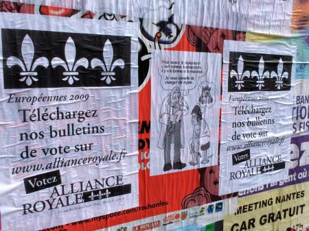 Affiches monarchistes près de Rennes-2.