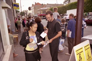 Distribution de tracts à Bourg-la-Reine, septembre